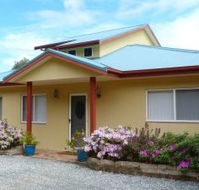 Whitby on Wallis Lakefront Cottage