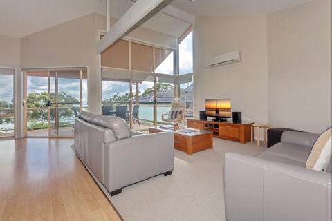 Moy At Nelson Bay - Hotels Melbourne 1