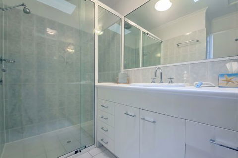 Moy At Nelson Bay - Hotels Melbourne 4