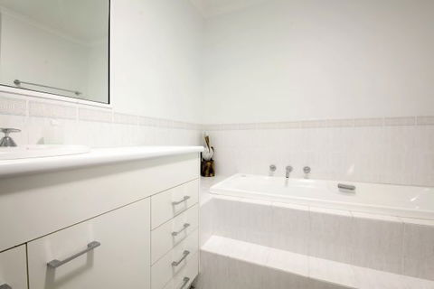 Moy At Nelson Bay - Hotels Melbourne 7