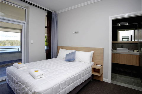 Lakes And Ocean Hotel - Hotels Melbourne 1