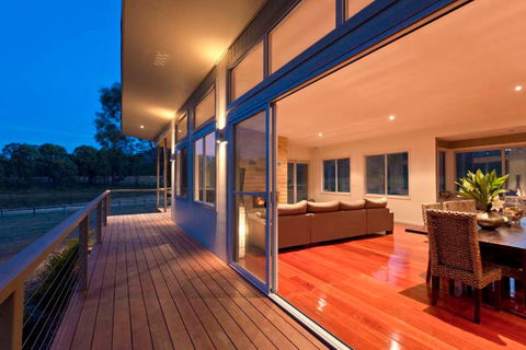 Blue  Cliff Retreat - Hotels Melbourne 2