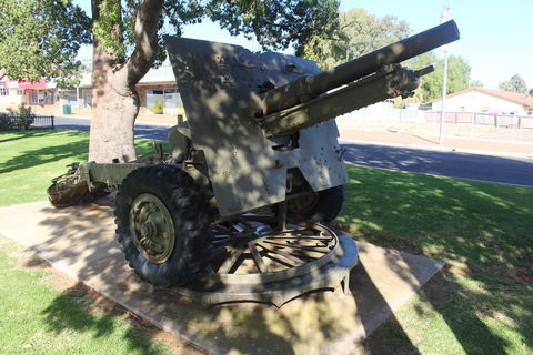 War Gun Trophy - Hotels Melbourne 0