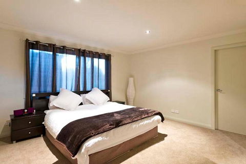 Blue Cliff Retreat - Hotels Melbourne 1