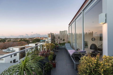 Loft Penthouse With Startling City Views + Parking - Hotels Melbourne 4