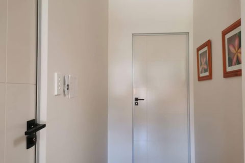 Serviced Waterfront Whole Villa - Hotels Melbourne 3