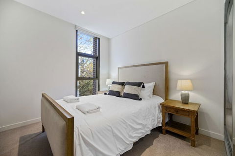 Walking To Darling Harbour Town Hall QVBICC - Hotels Melbourne 3