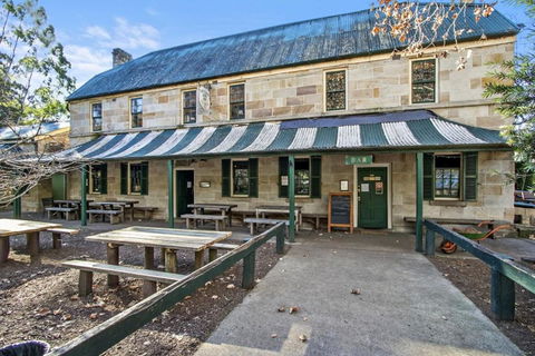 Tiny St. Albans - Hotels Melbourne 6