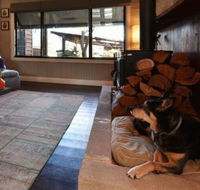 Millfield Eco Lodge with views  inside / outside hangouts - Hotels Melbourne