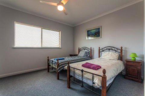 Ningaloo Breeze Villa 4 3 Bedroom Fully Self Contained Holiday Accommodation - Hotels Melbourne 2