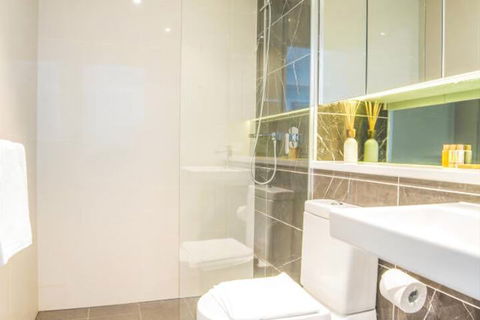 Minimalism Modern Apartment With Water View - Hotels Melbourne 2
