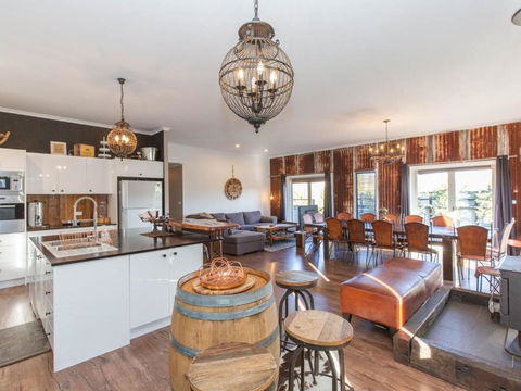 Oak & Barrel / 7 Twynam Street - Hotels Melbourne 4