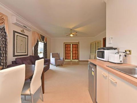 Wine Country Homestead 1br Studio - Hotels Melbourne 1