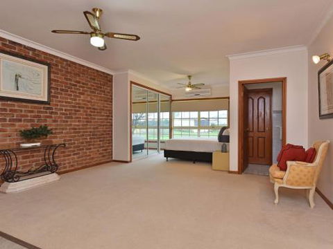 Wine Country Homestead 1br Studio - Hotels Melbourne 3