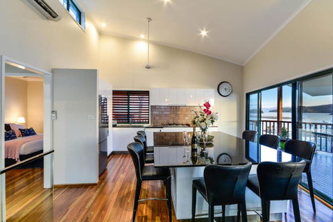NEWLY BEAUTFULLY RENOVATED 16 The Casuarina 3 Bedroom House With 180 Degree Ocean Views - Hotels Melbourne 5