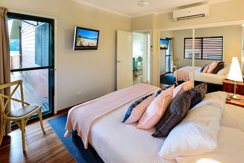 NEWLY BEAUTFULLY RENOVATED 16 The Casuarina 3 Bedroom House With 180 Degree Ocean Views - Hotels Melbourne 1