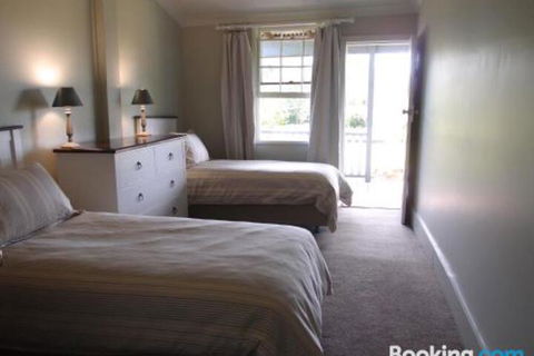Old Schoolmasters Cottage On The Barrington River - Hotels Melbourne 6