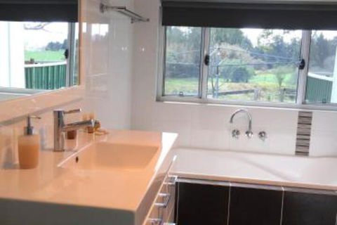 Old Schoolmasters Cottage On The Barrington River - Hotels Melbourne 4