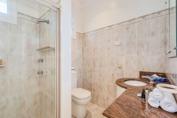Spacious 4 Bedroom House The Hill - Hotels Melbourne 1