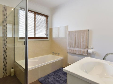 Kangaroo Cottage Cute Accom In Bushland Setting - Hotels Melbourne 6