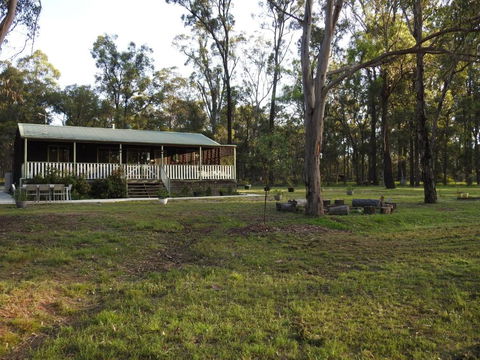 Kangaroo Cottage Cute Accom In Bushland Setting - Hotels Melbourne 5