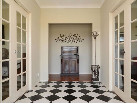 Silver Springs (4br) Cottage With Wifi Views Olives & Space . Fireplace Views Olives & Space - Hotels Melbourne 4
