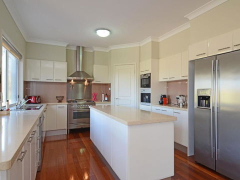 Silver Springs (4br) Cottage With Wifi Views Olives & Space . Fireplace Views Olives & Space - Hotels Melbourne 1