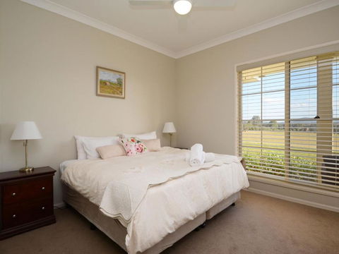 Silver Springs (4br) Cottage With Wifi Views Olives & Space . Fireplace Views Olives & Space - Hotels Melbourne 6
