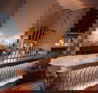 Sergeant Lok - Hotels Melbourne