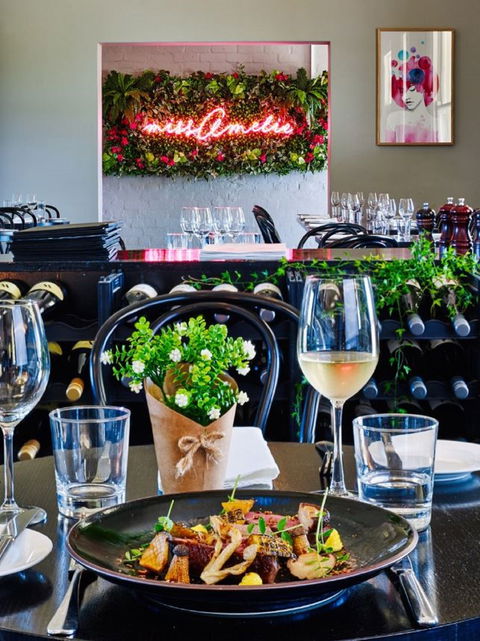 Miss Amelie & Little Miss - Hotels Melbourne 2