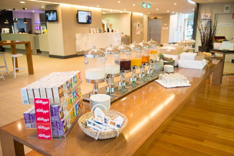 Q Cafe - Hotels Melbourne 1