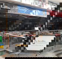 Freddies Cafe De Paris - Hotels Melbourne