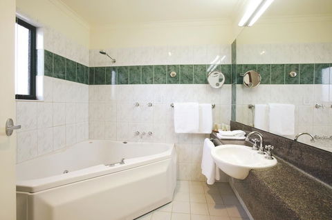 Gateway On Monash - Hotels Melbourne 1