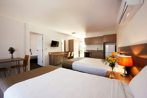Adelong Motel - Hotels Melbourne 2
