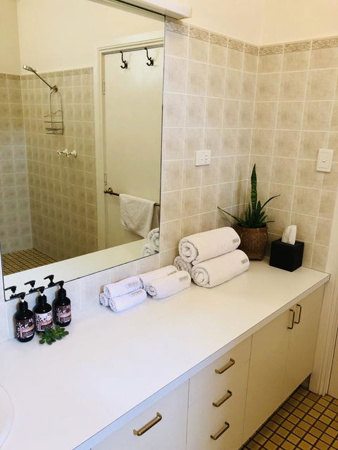The Lake House Retreat - Hotels Melbourne 7