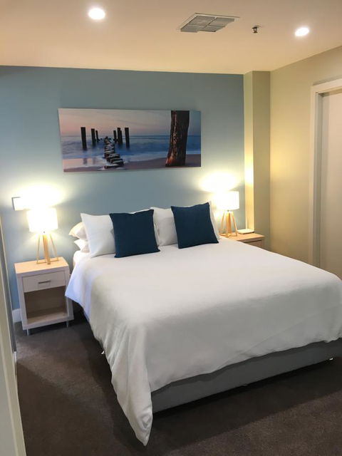 Beachside Luxury Apartments One & Two Bedroom In Beachfront Oaks Pier Building - Hotels Melbourne 23