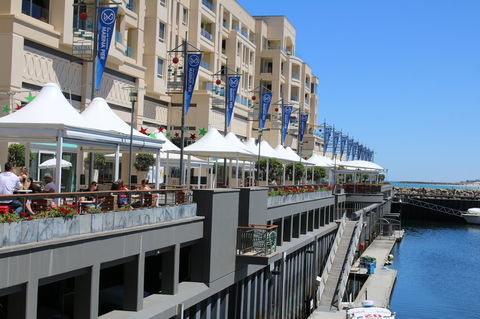 Beachside Luxury Apartments One & Two Bedroom In Beachfront Oaks Pier Building - Hotels Melbourne 13