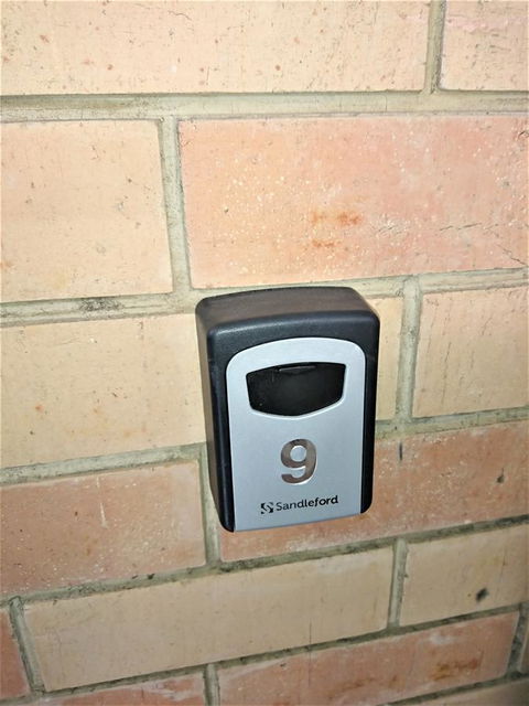Hi 5 Glenelg Studio Apartment - Hotels Melbourne 13