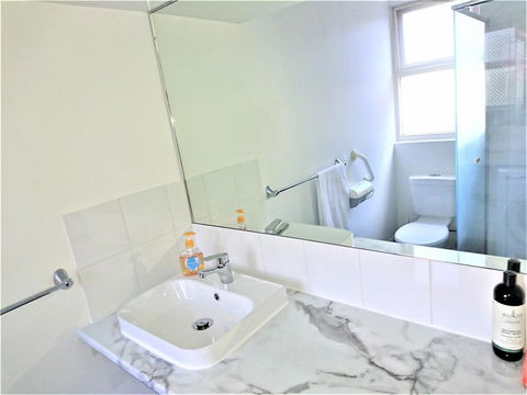 Hi 5 Glenelg Studio Apartment - Hotels Melbourne 9