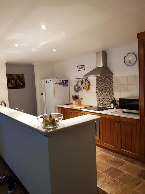 Frog Song At Willunga - Hotels Melbourne 8