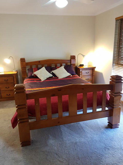 Frog Song At Willunga - Hotels Melbourne 2