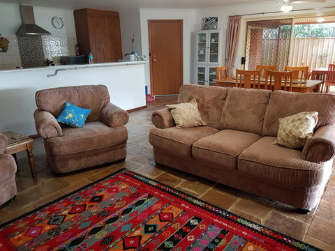 Frog Song At Willunga - Hotels Melbourne 10