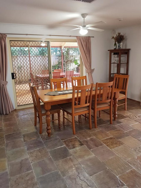 Frog Song At Willunga - Hotels Melbourne 9