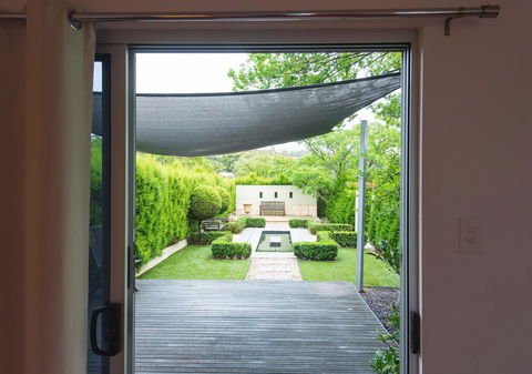 S T U D I O 22 Peaceful Retreat With Garden Views - Hotels Melbourne 12