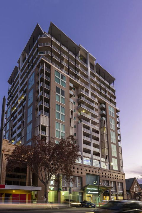 Oaks Adelaide Embassy Suites - Hotels Melbourne 9