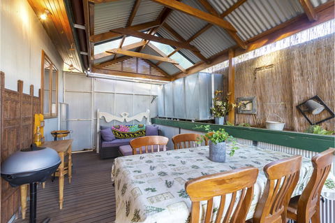 Rustic On 13th - Hotels Melbourne 9