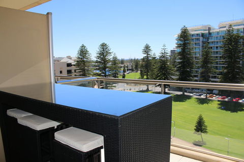 Beachside Luxury Getaway In Glenelg - Hotels Melbourne 15