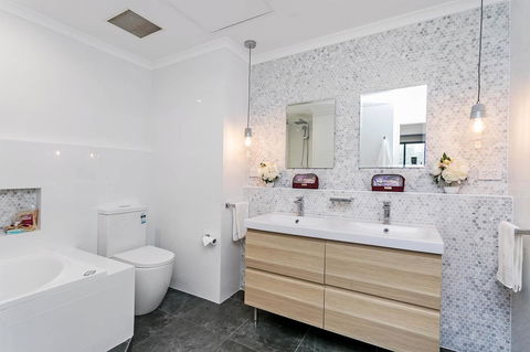 Heart Of Glenelg BnB - Hotels Melbourne 3