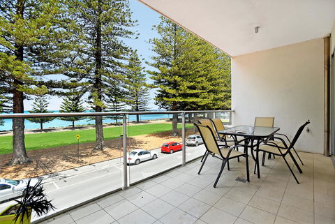 Breeze Beachfront Apartment - Hotels Melbourne 5