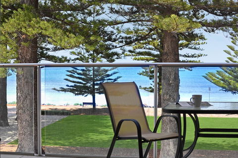 Breeze Beachfront Apartment - Hotels Melbourne 3